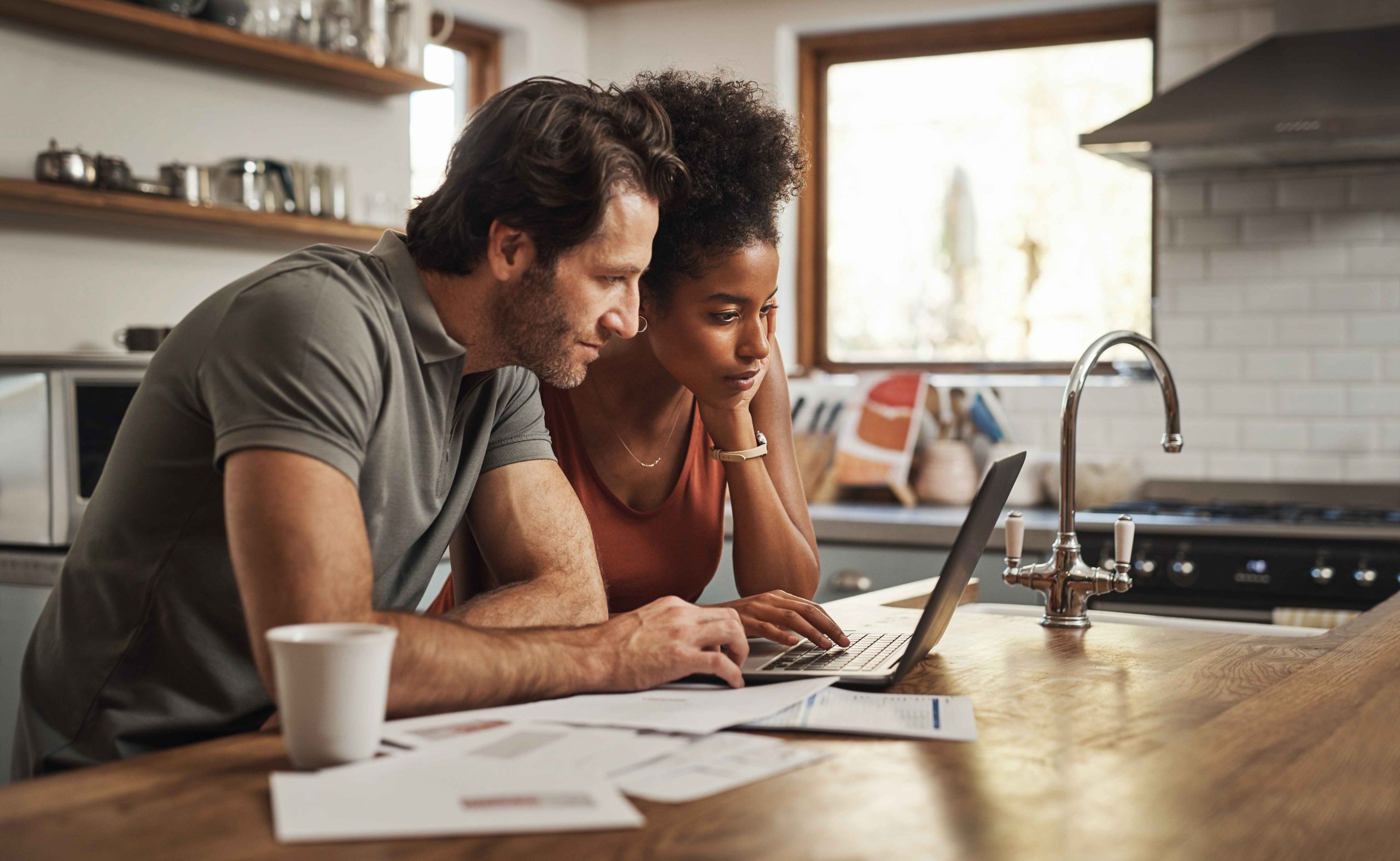 Couple discuss divorce to avoid going to court